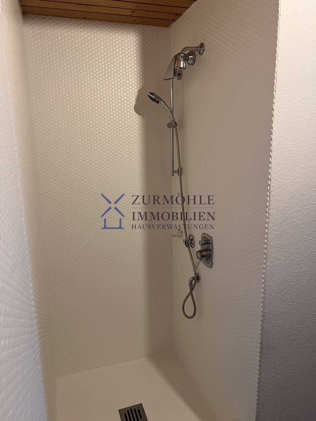 Dusche vor der Sauna