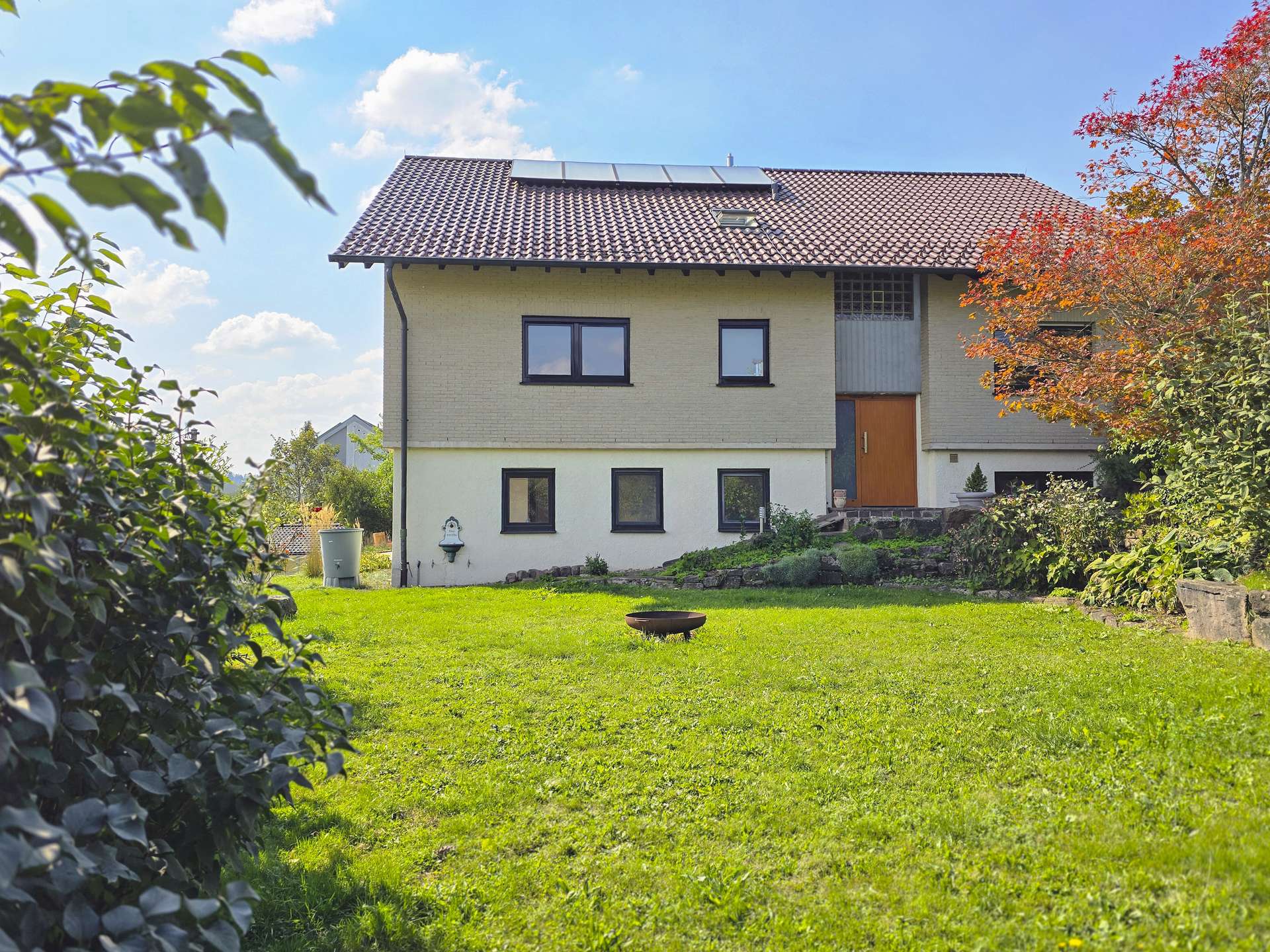 Große ebene Gartenfläche 