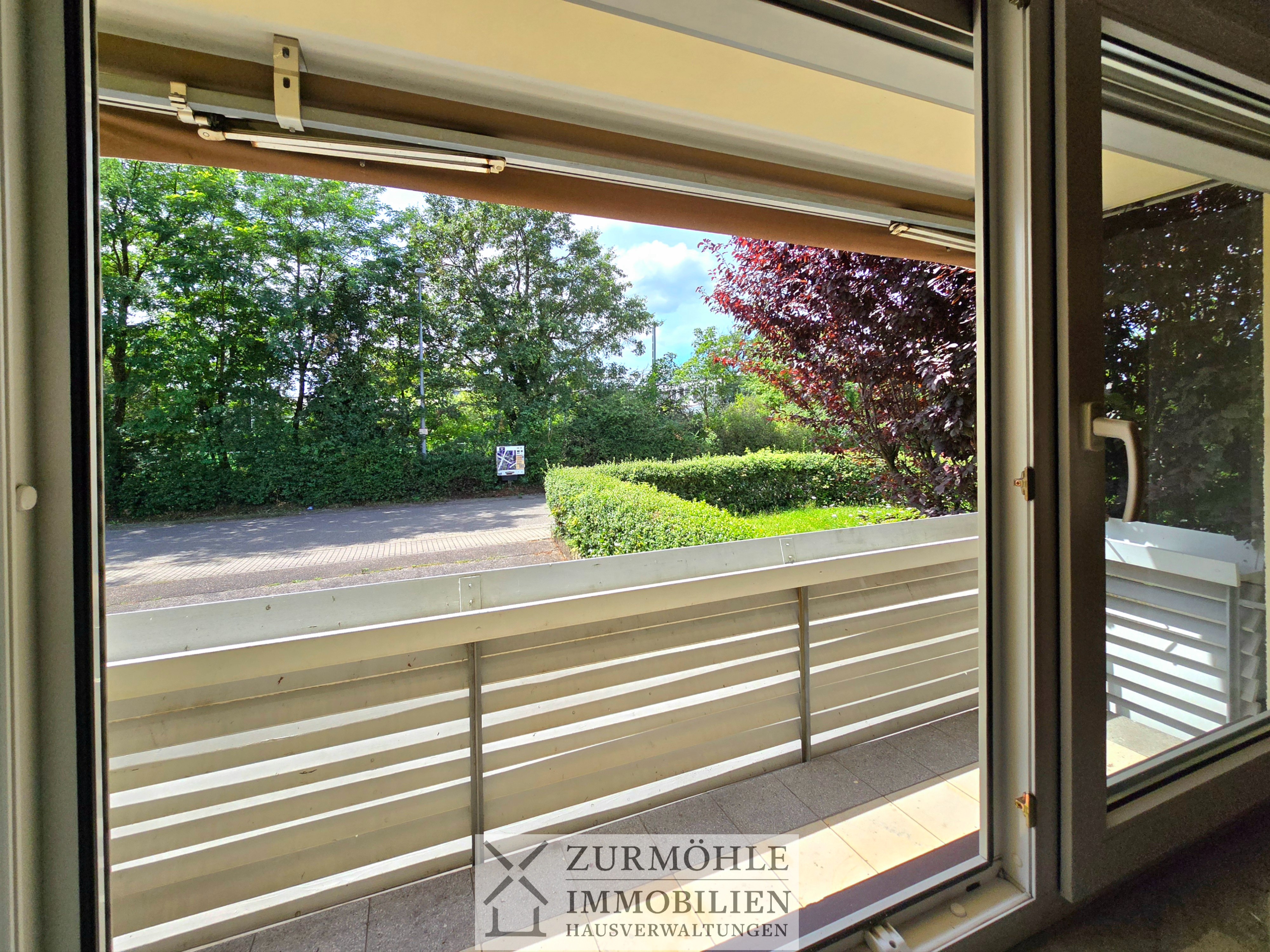 Ausblick Wohnzimmer u. Balkon