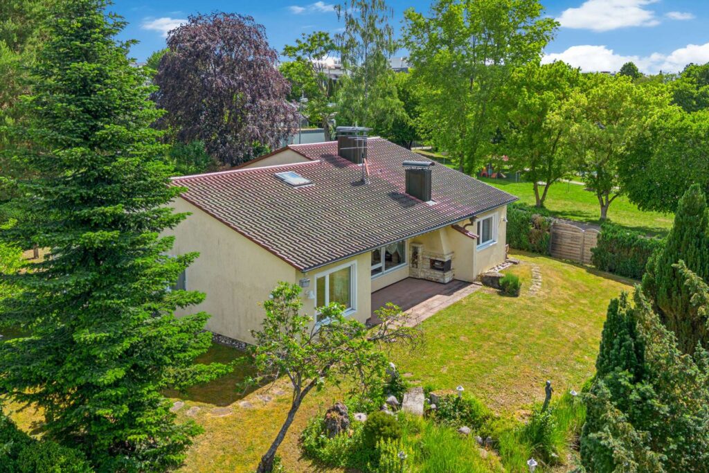 Waldenbuch - Barrierefreies Wohnen in Waldenbuch: Bungalow mit über 160 m² Wfl. auf 1.100 m² Grdstk., 3 Garagen