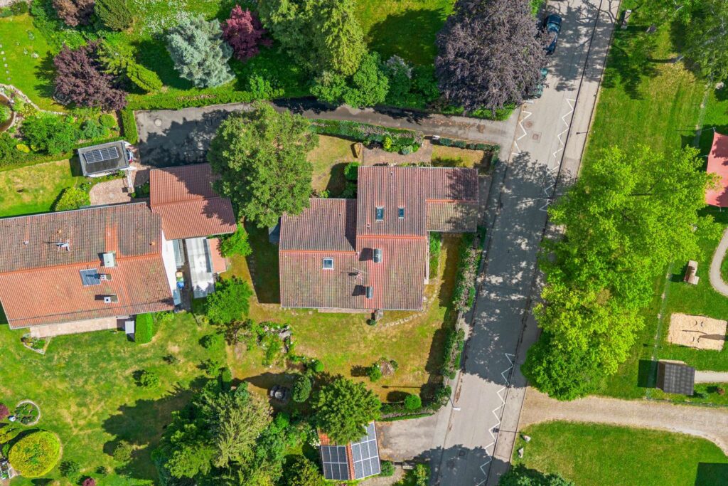 Waldenbuch - Barrierefreies Wohnen in Waldenbuch: Bungalow mit über 160 m² Wfl. auf 1.100 m² Grdstk., 3 Garagen